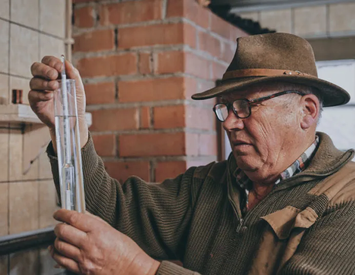 Edelbrand-Sommelier Engelbert Denk prüft die Qualität der Destillate am Brennkessel